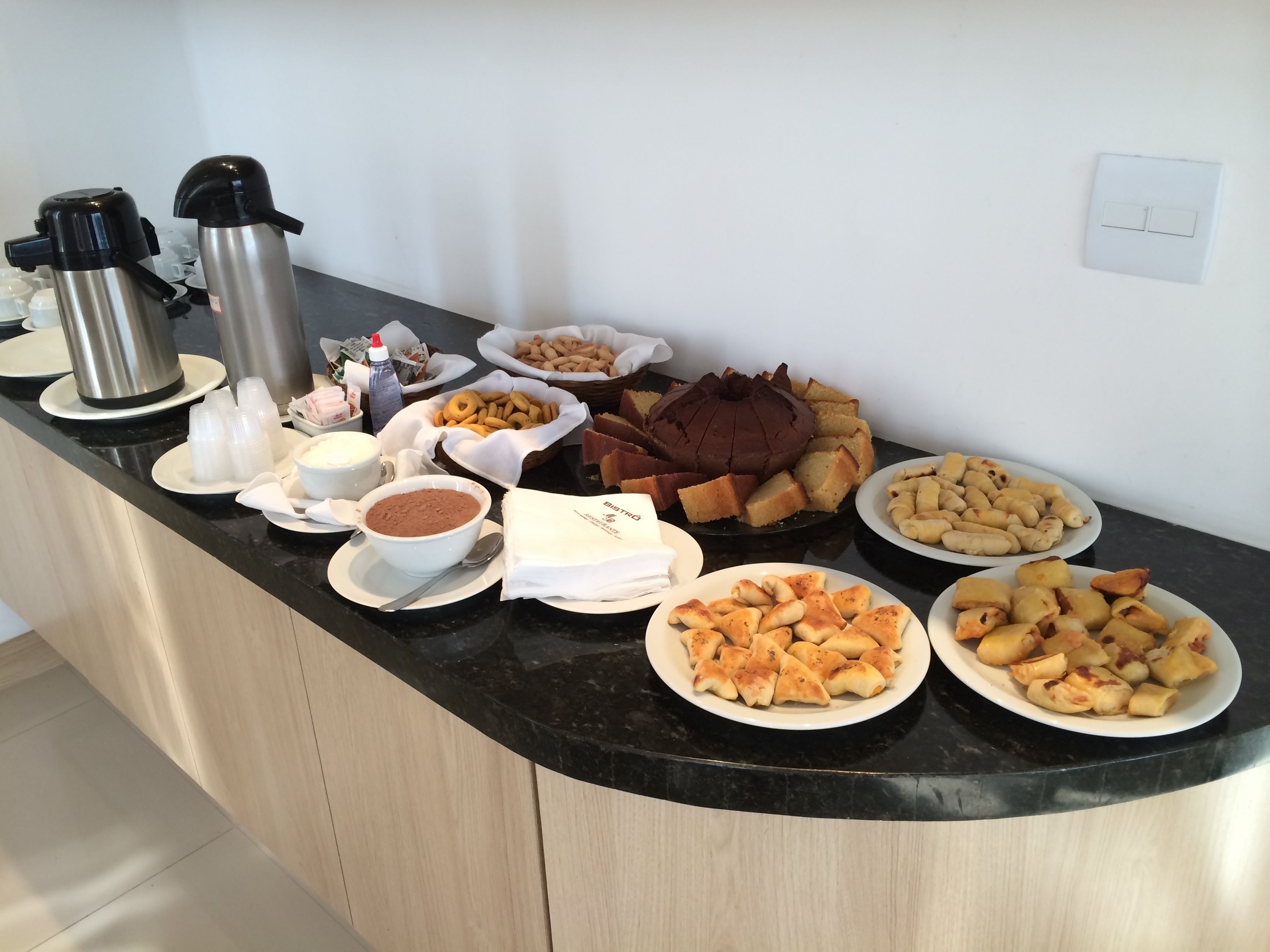 Café da manhã com buffet grátis todos os dias