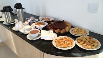 Café da manhã com buffet grátis todos os dias