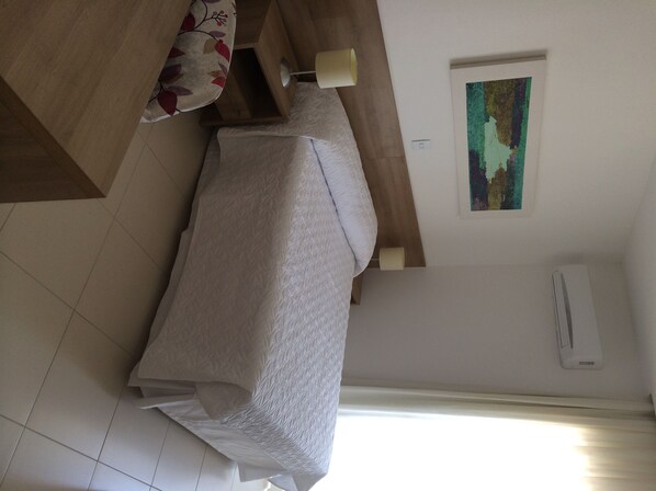 Een minibar, een kluis op de kamer, individueel gedecoreerd, een bureau