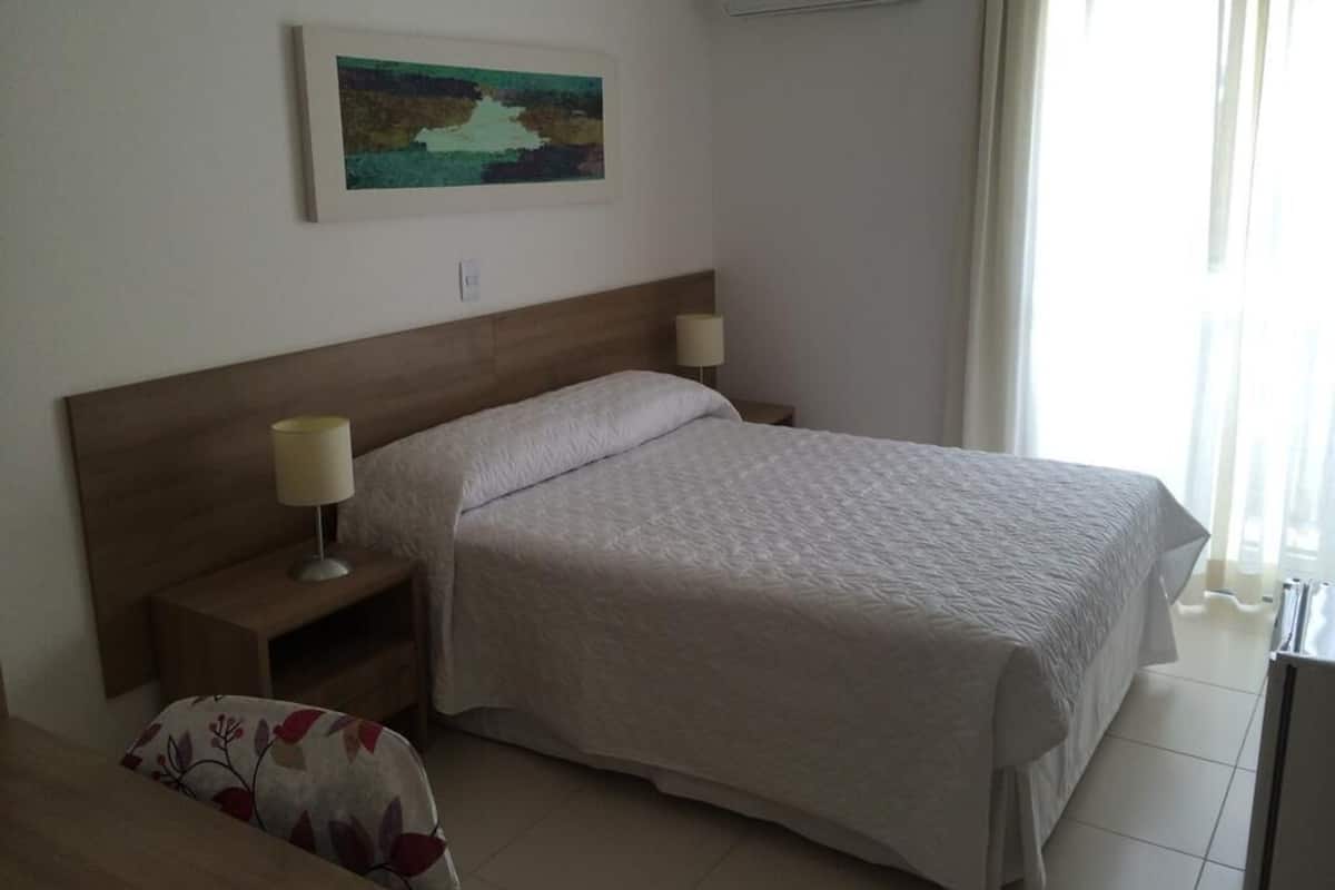 Minibar, caja fuerte, escritorio y tabla de planchar con plancha