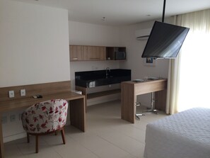 Chambre Standard double | Minibar, coffre-fort, décor unique, bureau