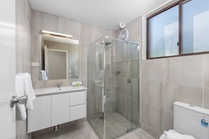 Douche, articles de toilette gratuits, sèche-cheveux