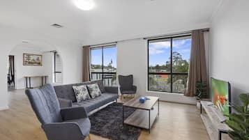 Appartement Deluxe | Coin séjour | Télévision LCD de 32 pouces avec chaînes par satellite, télévision