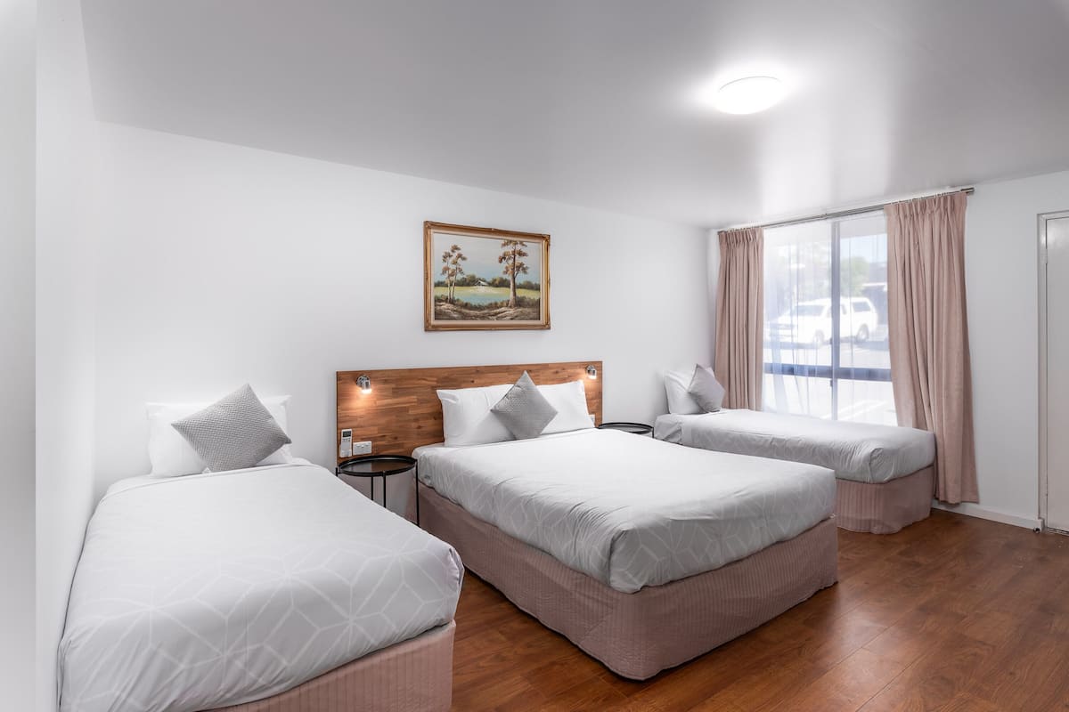 3 bedrooms, desk, laptop workspace, blackout drapes