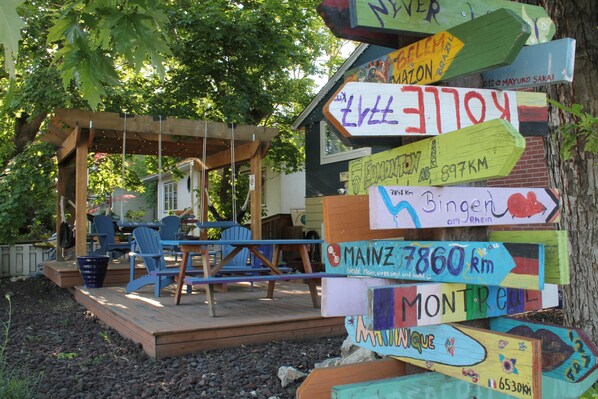 BBQ/picnic Area - Kelowna International Hostel (Kelowna)