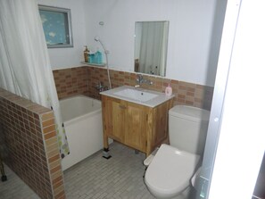 Cottage | Fasilitas kamar mandi | Kombinasi shower/bathtub, bathtub besar,  dan perlengkapan mandi gratis