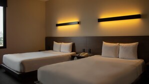 A hotel room with two beds, a nightstand with a telephone, and wall-mounted lighting. - Holiday Inn Express Mexico City Satelite by IHG (Naucalpan)