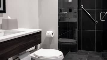 Standaard kamer, 1 queensize bed, toegankelijk voor mindervaliden | Badkamer | Een douche, gratis toiletartikelen, een haardroger, handdoeken