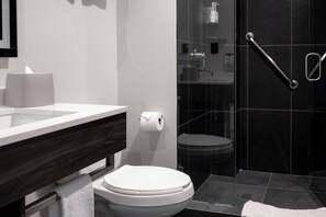 Habitación estándar, 1 cama de matrimonio, accesible para personas con discapacidad | Baño | Ducha, artículos de higiene personal gratuitos y secador de pelo
