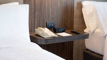 Habitación estándar, 2 camas matrimoniales | Caja de seguridad en la habitación, escritorio y insonorización