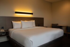 Suite, 1 King Bed | In-room safe, desk, soundproofing, free cots/infant beds - Holiday Inn Express Mexico City Satelite by IHG (Naucalpan)