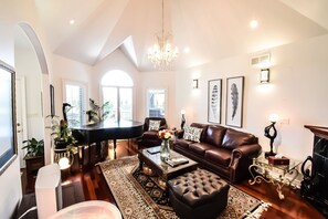 Living area - Graystone Bed and Breakfast (Niagara-on-the-Lake)