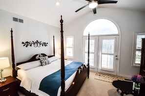 Cabernet King Suite | Premium bedding, individually decorated, free WiFi, bed sheets - Graystone Bed and Breakfast (Niagara-on-the-Lake)