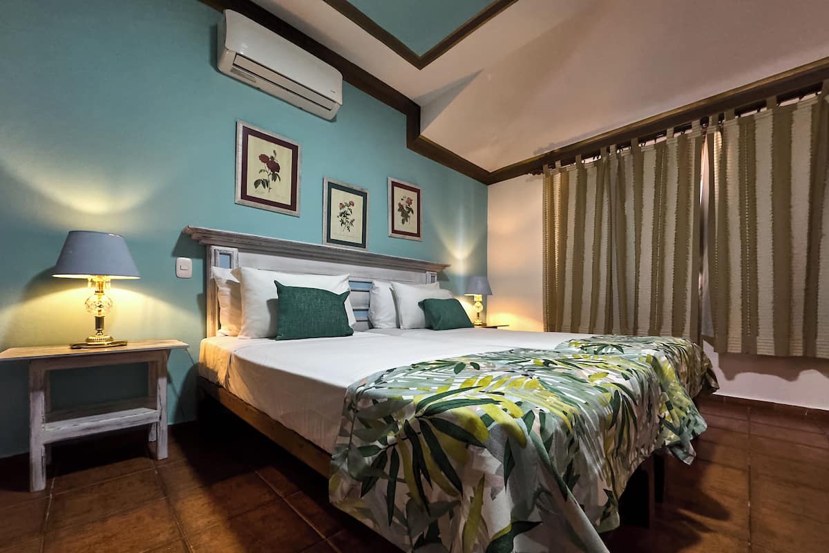 Premium bedding, in-room safe, free WiFi, bed sheets
