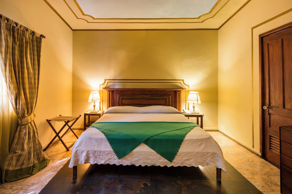 Premium bedding, in-room safe, free WiFi, bed sheets