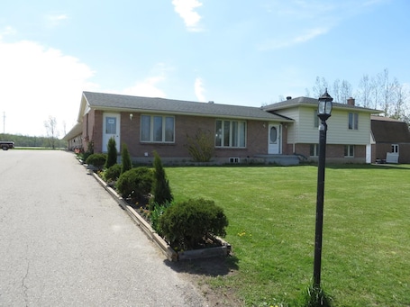 Exterior. Newburg Inn Motel