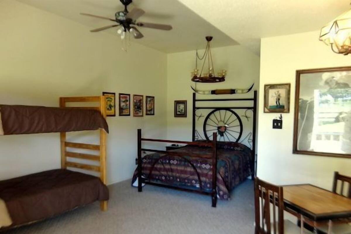 Quarto clássico | Ferros/tábuas de passar roupa, camas extras/dobráveis, Wi-Fi de cortesia