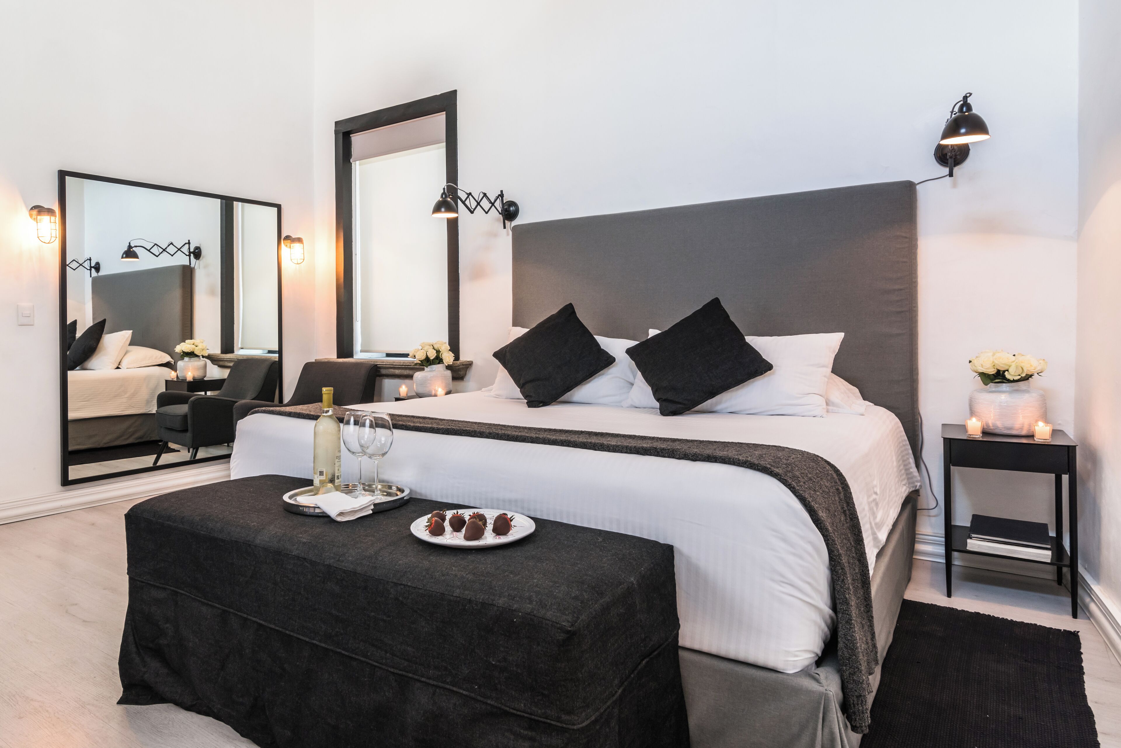 Peti besi dalam bilik, kalis bunyi, Wi-fi percuma, cadar katil 