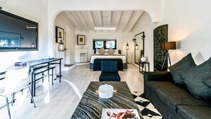 Una sala de estar moderna con comedor, un sofá, una mesa de centro y una chimenea.