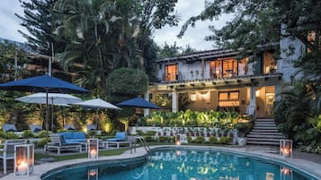 Außenpool, geöffnet von 09:00 Uhr bis 20:00 Uhr, Sonnenschirme