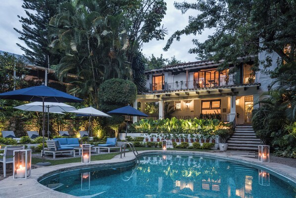 Outdoor pool, open 9:00 AM to 8:00 PM, pool umbrellas, pool loungers - Las Casas B+B  Boutique Hotel, Spa & Restaurante Cuernavaca (Cuernavaca)
