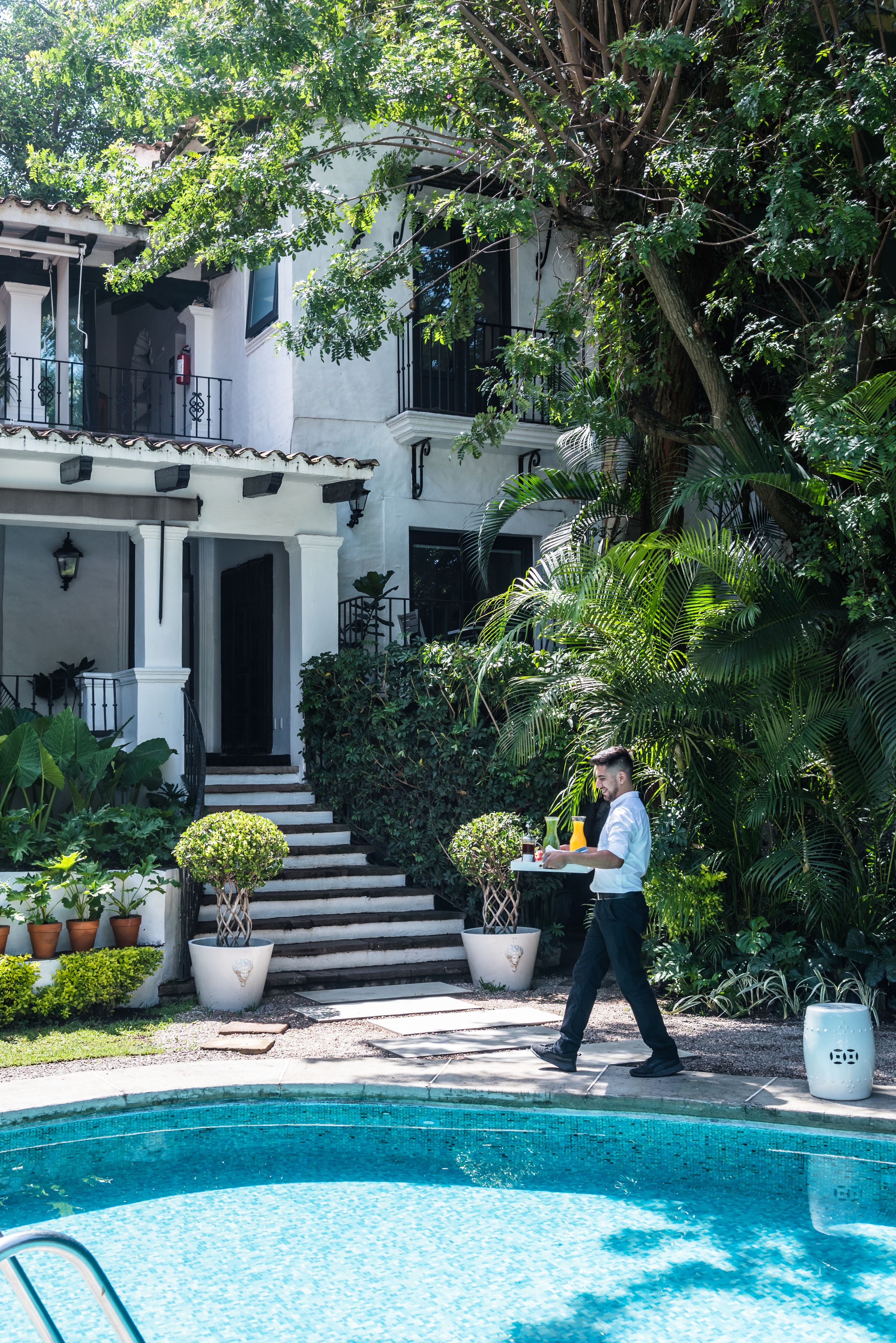 Alberca al aire libre, sombrillas en la alberca y camastros 