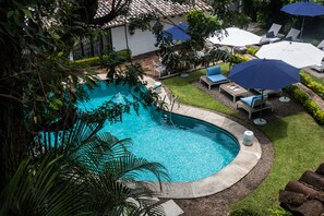 Outdoor pool, open 9:00 AM to 8:00 PM, pool umbrellas, pool loungers - Las Casas B+B  Boutique Hotel, Spa & Restaurante Cuernavaca (Cuernavaca)
