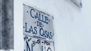 Una pared con un cartel que dice "Calle de las Casas" y el número "110".