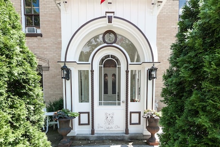 Property entrance. Stone Maiden Inn