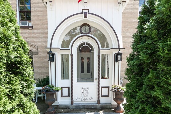 Property entrance - Stone Maiden Inn (Stratford)