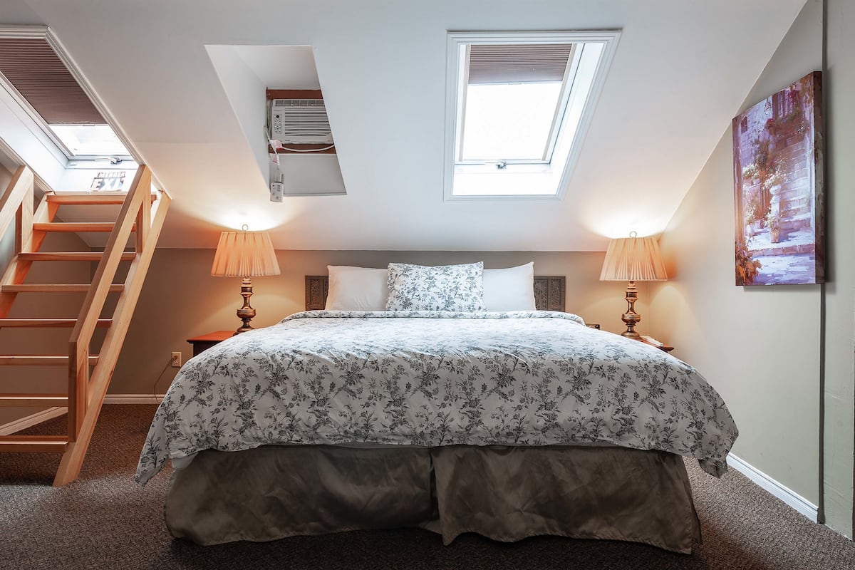 Loftsleilighet – premier, flere senger, massasjebadekar | Sengetøy av topp kvalitet, strykejern/-brett og wi-fi (inkludert)