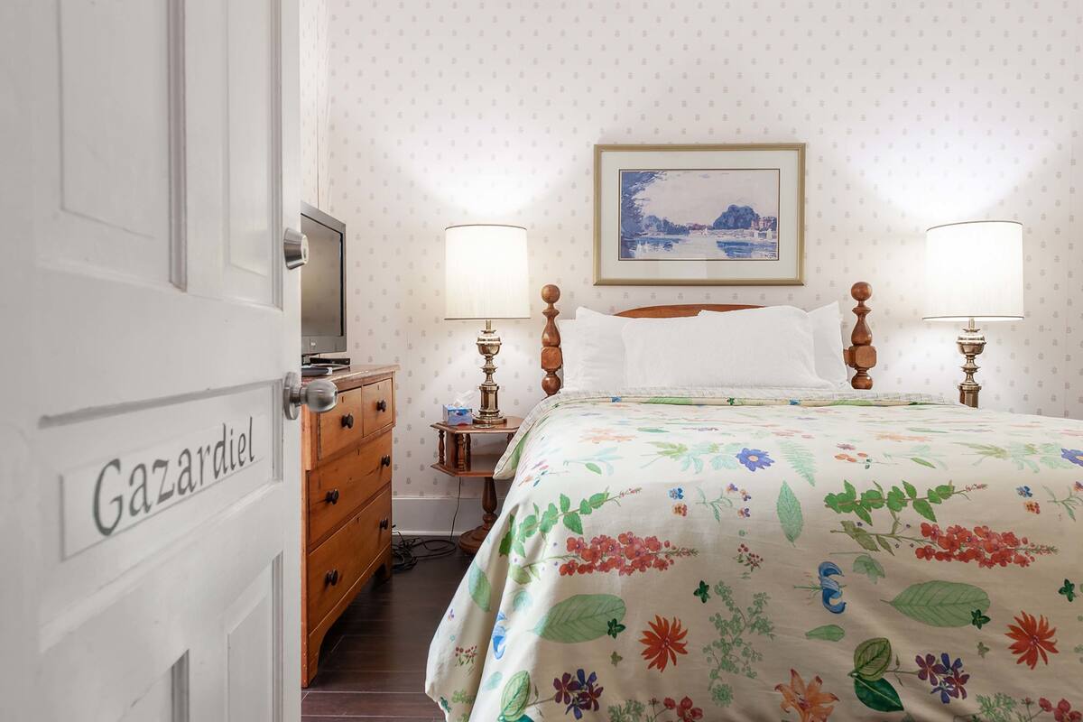 Rom, 1 queensize-seng | Sengetøy av topp kvalitet, strykejern/-brett og wi-fi (inkludert)