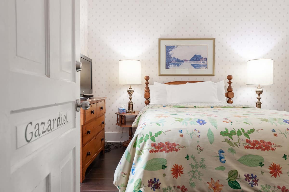 Room, 1 Katil Ratu (Queen) | Peralatan tempat tidur premium, dihias secara berasingan