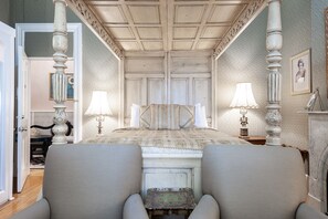 Princess Diana | Premium bedding, individually decorated, iron/ironing board, free WiFi - Stone Maiden Inn (Stratford)