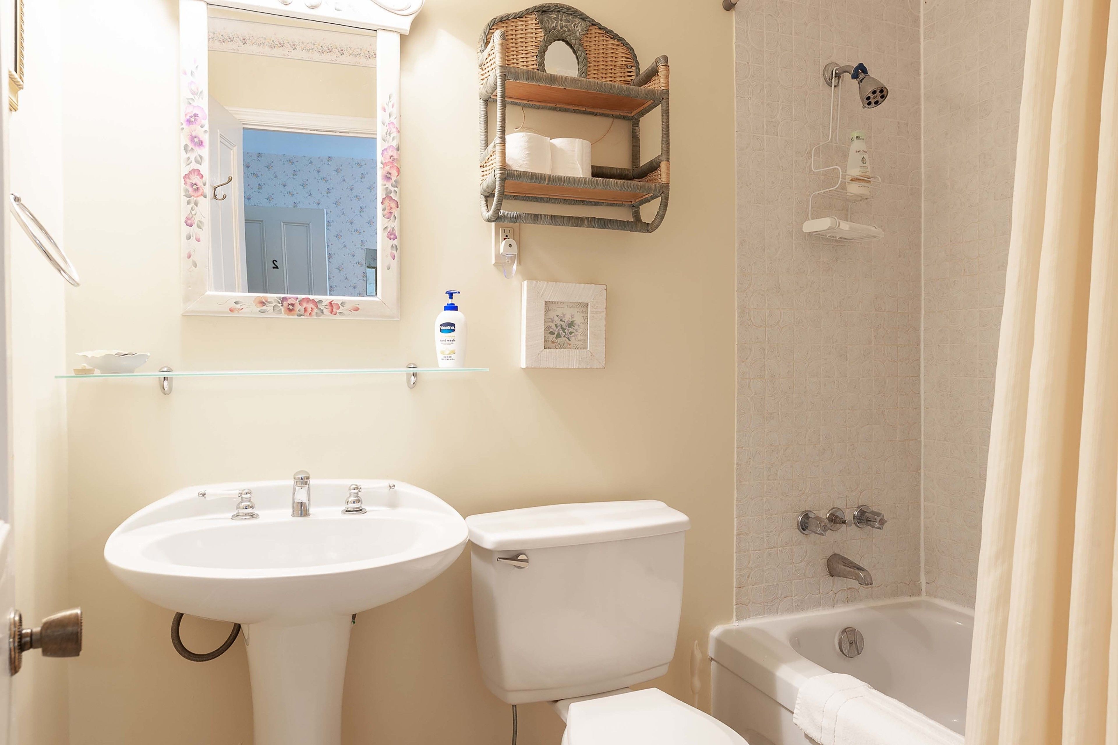 Un baño con lavabo, inodoro y bañera.