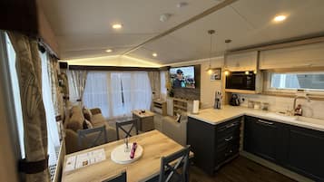 LÀgenhet Superior - privat badrum - utsikt mot trÀdgÄrden (Hot Tub Lodge ) | Lounge