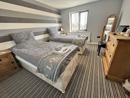Habitación superior con 2 camas individuales, baño privado (King Harold )