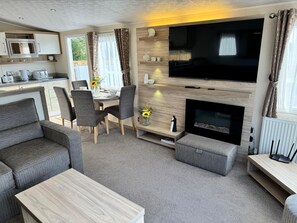 Deluxe Apartment, Ensuite, Lake View (2 bed luxury)