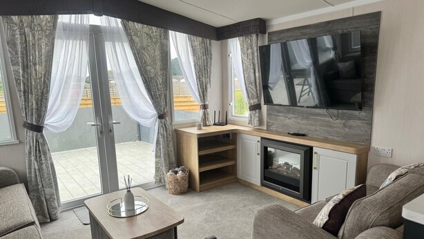A cozy living area with a fireplace, a flat-screen TV, and comfortable seating. - The Kings Head inn (Skegness)