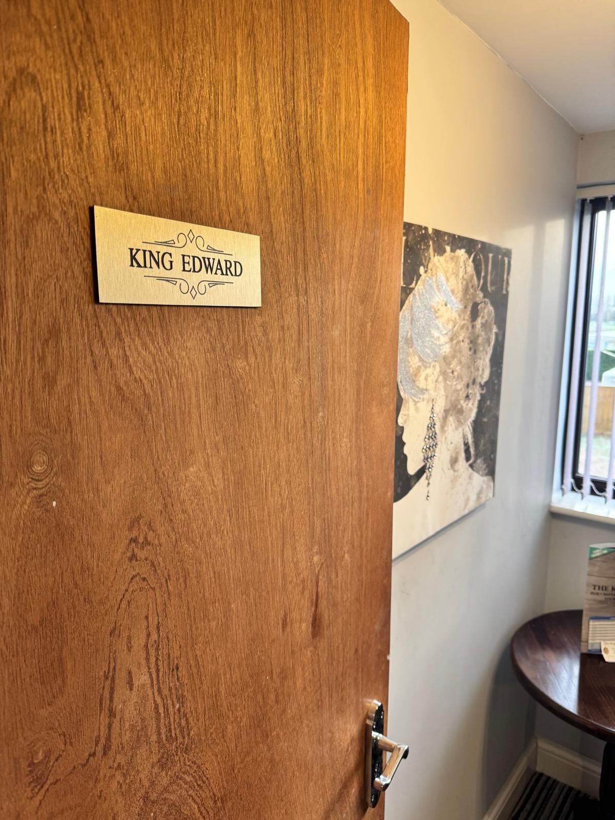 Une porte en bois avec une plaque portant l’inscription « KING EDWARD ».