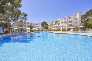 Hồ bơi trong nhà, hồ bơi ngoài trời, ghế dài tắm nắng