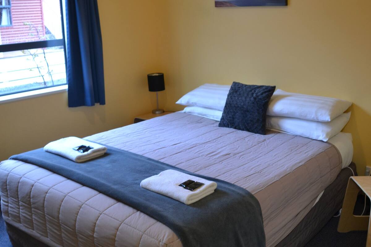 Kamer | Een strijkplank/strijkijzer, gratis wifi, beddengoed