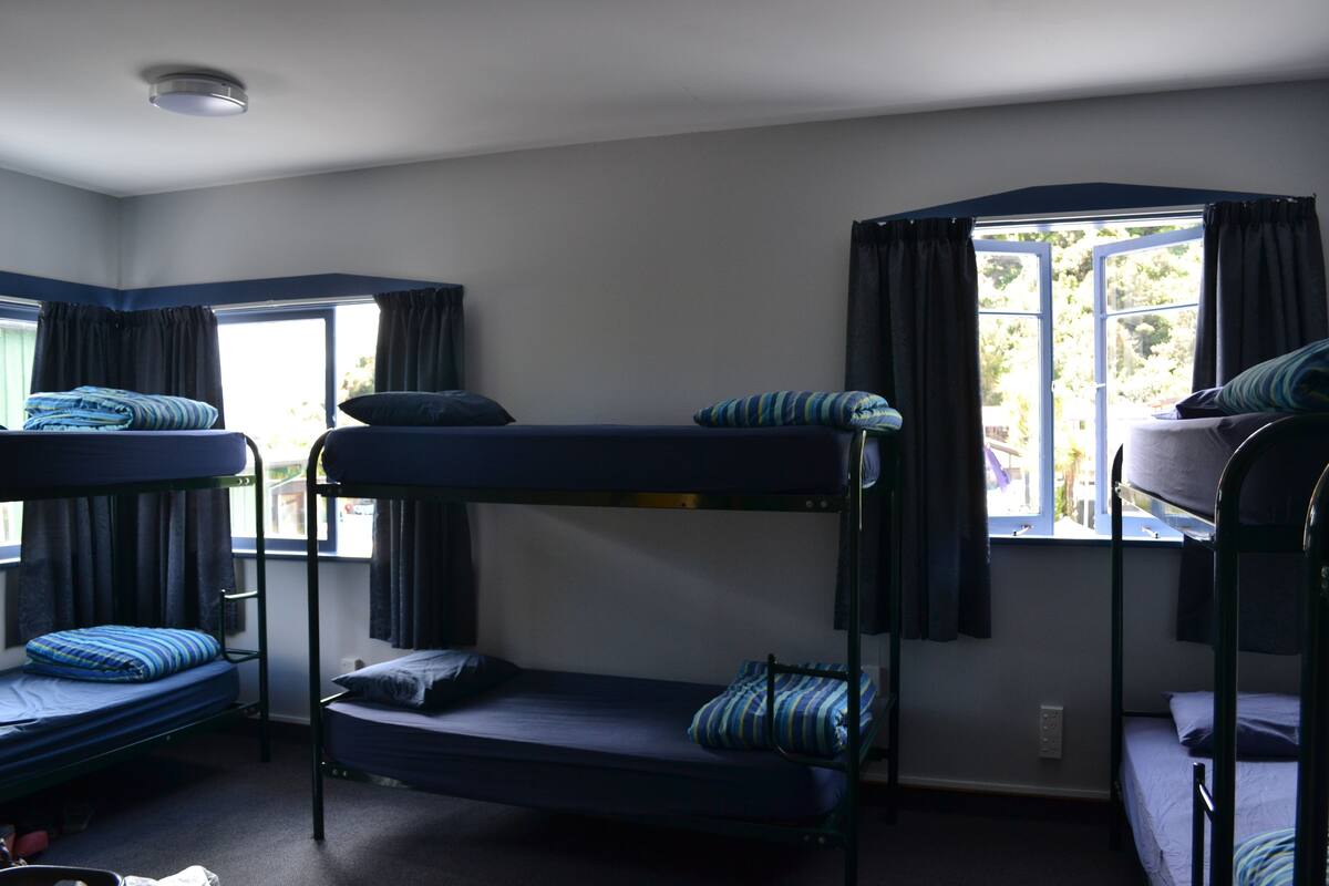 Slaapzaal (8 Bed) | Een strijkplank/strijkijzer, gratis wifi, beddengoed
