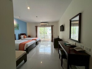 Superior Twin bed with balcony (no lift building) | ミニバー、セーフティボックス (室内)、デスク、アイロン / アイロン台
