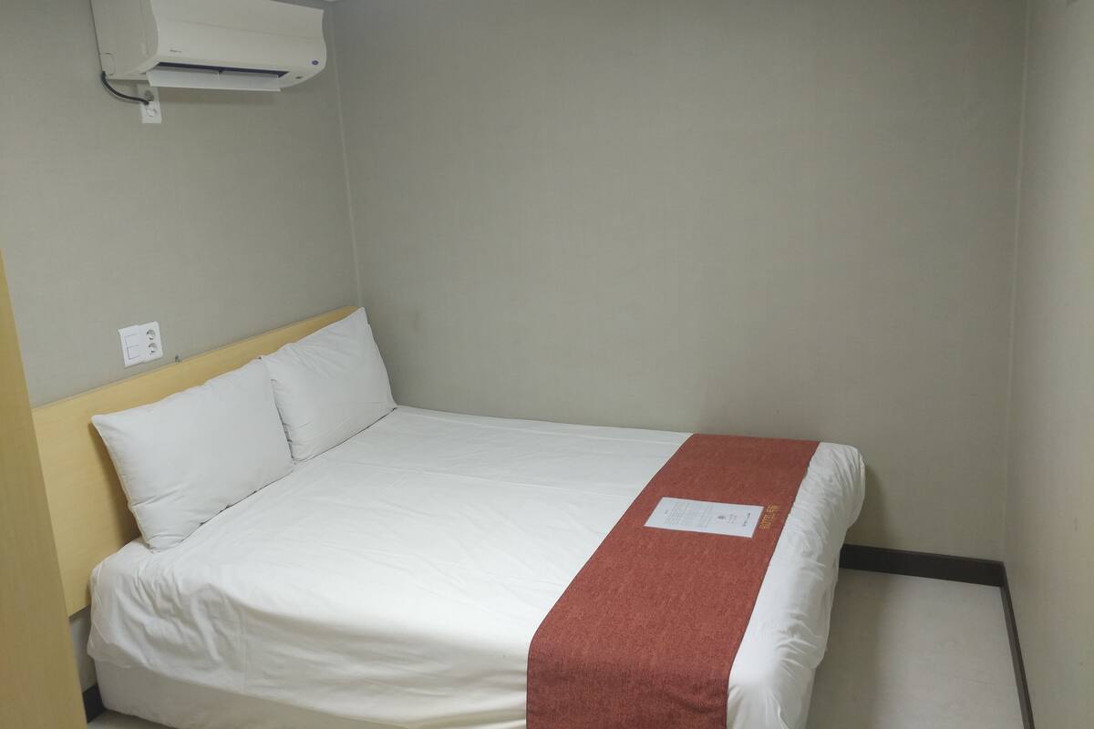Inside Double Room | 이탈리아 프레떼 시트, 필로우탑 침대, 책상, 무료 WiFi