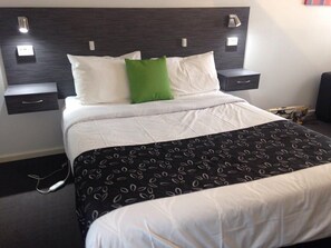 Elite Room | Blackout drapes, free WiFi, bed sheets - Budget on the Lake (Hamilton)