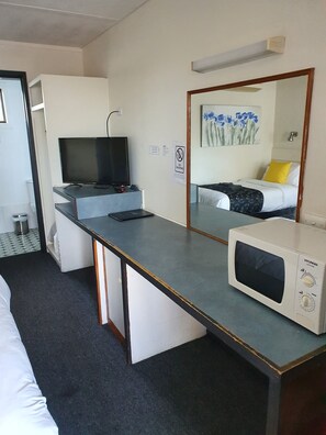 Interior entrance - Budget on the Lake (Hamilton)