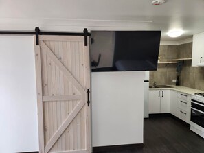 Blackout curtains, free WiFi, bed sheets - Budget on the Lake (Hamilton)