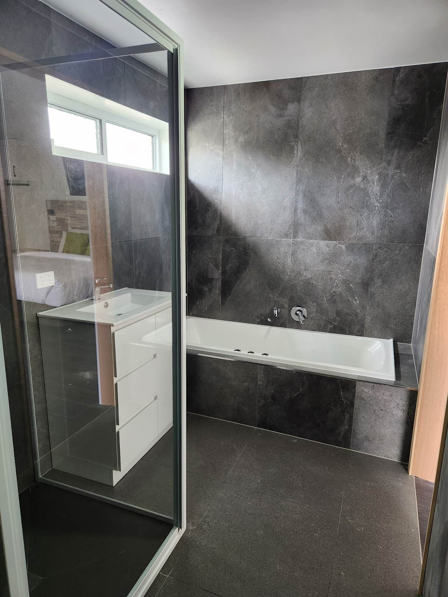 Artículos de higiene personal gratuitos, secador de pelo y toallas