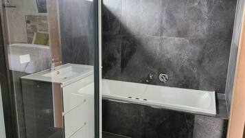 Artículos de tocador gratuitos, secador de pelo, toallas